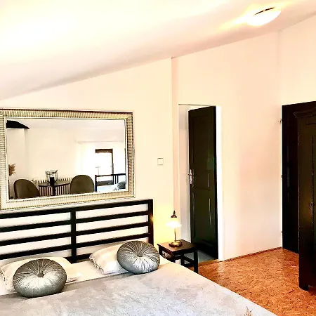 Inn Boutique U Rolanda, Mikulasske Namesti